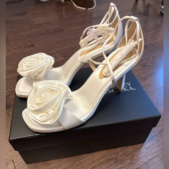 BNIB Badgley Mischka Janelle Rosette Wrap Heels - Picture 4 of 6